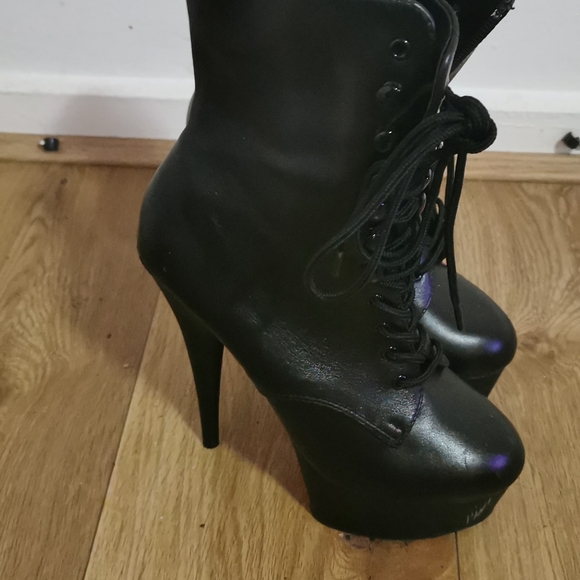 Boots, heel, black in colour size 7.5 - Picture 4 of 6